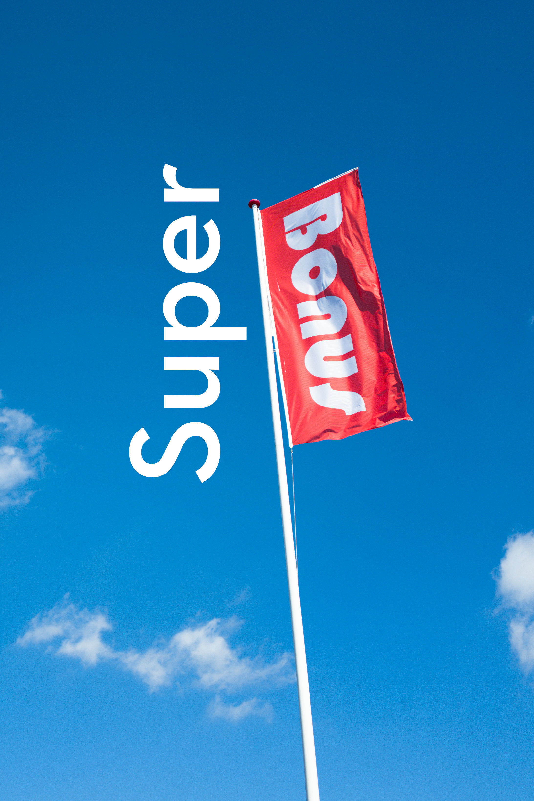 SuperBonus Fahne vor blauem Himmel